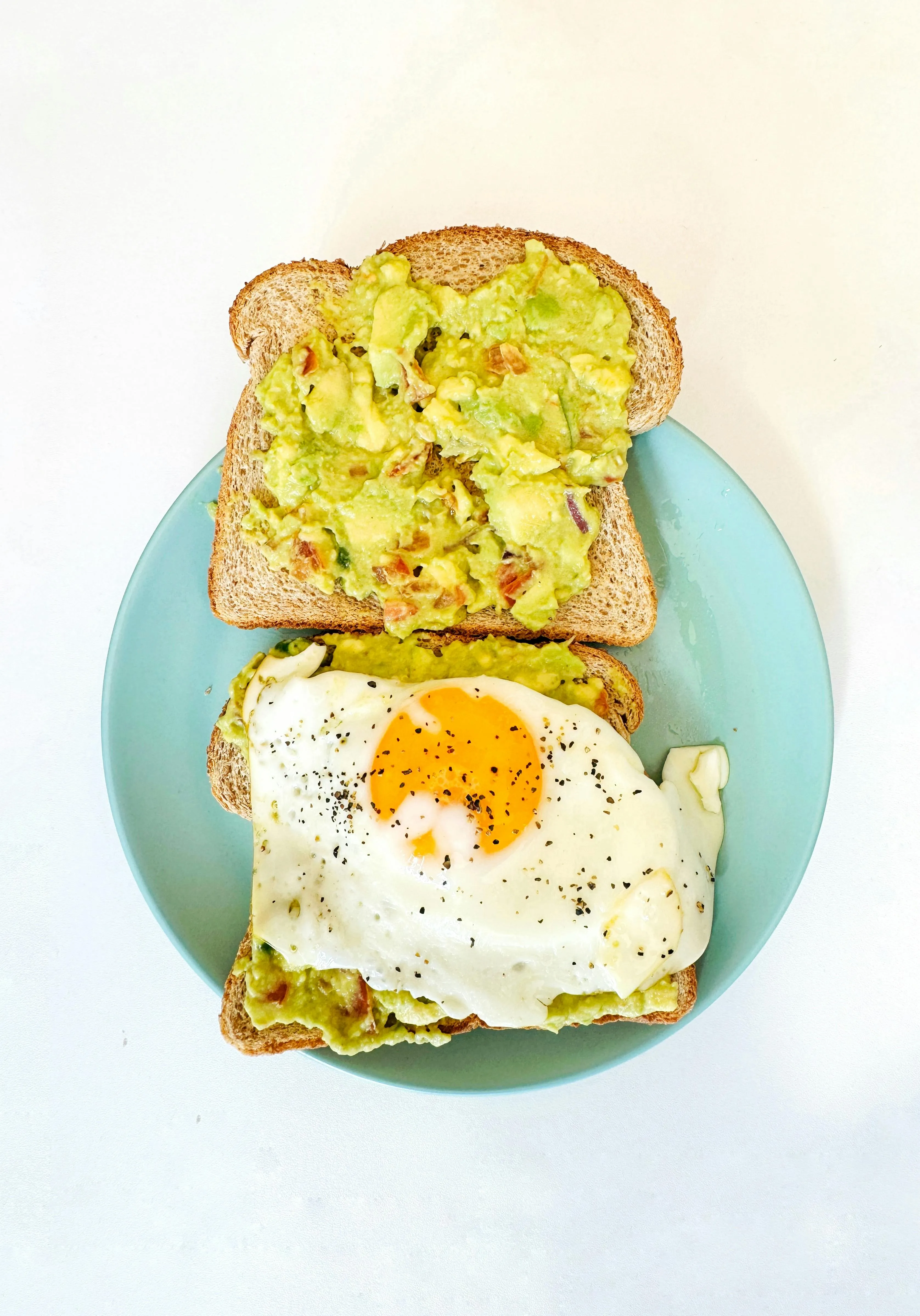 Pâine prăjită cu avocado și ou